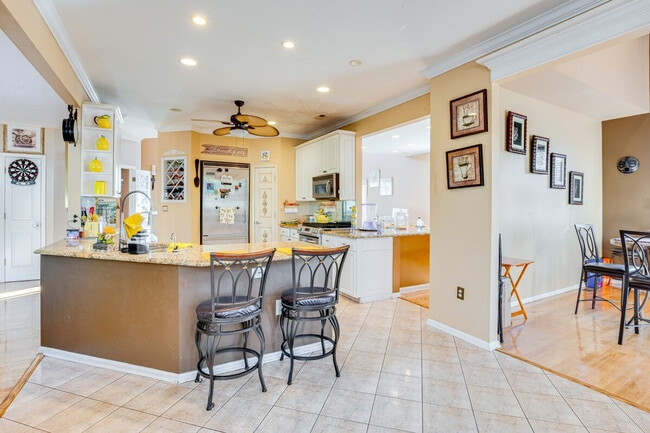 Building Photo - 14 Normandy Dr