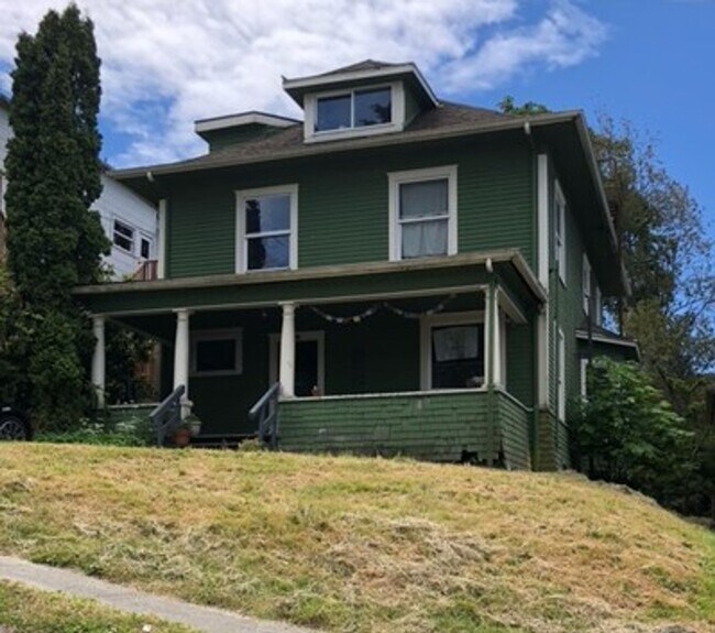 Primary Photo - 7 Bedroom House - 1 block from WWU and Wal...
