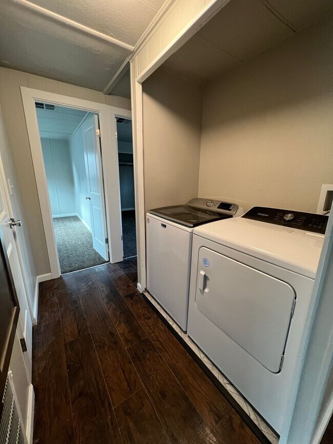 Building Photo - 2 bedroom 1 bathroom with  bonus room located in the Avenues