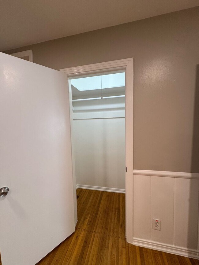 Building Photo - Large 4 bedroom 2 Bathroom for rent