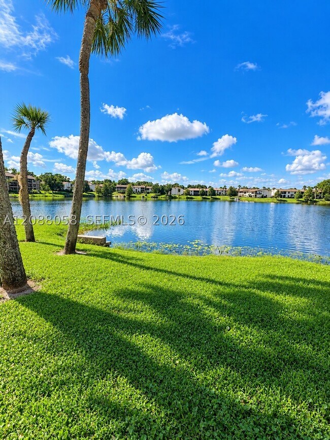 Building Photo - 666 Lake Villas Dr