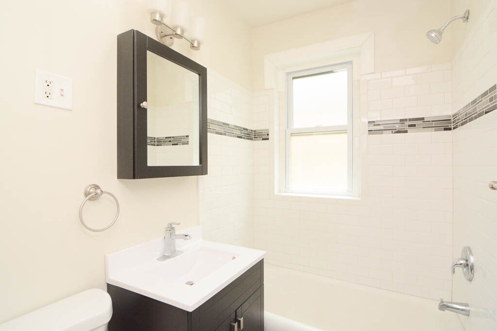 Building Photo - 3821 N Greenview Ave