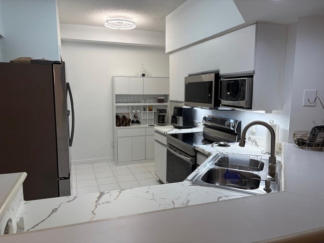 Building Photo - 3205 NE 184th St