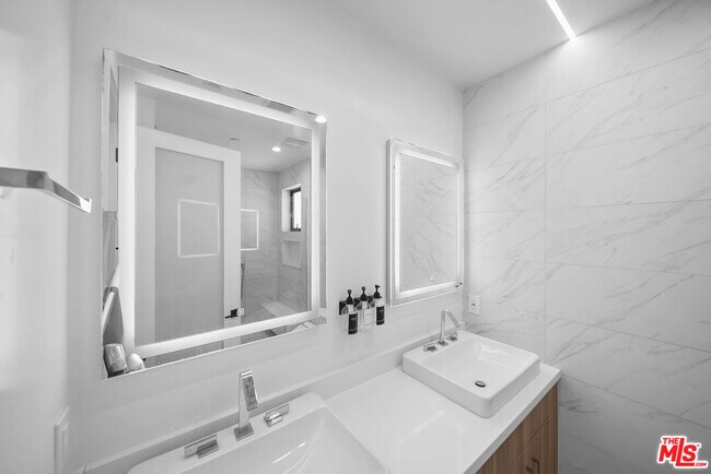 Building Photo - 733 N Gramercy Pl