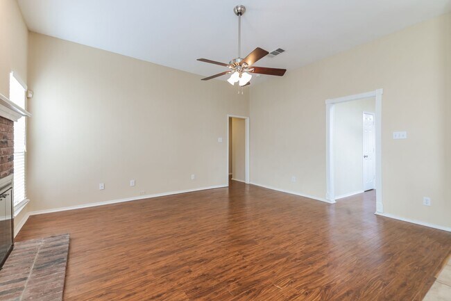 Building Photo - $1,995 4 Bed/2 Bath/2 Garage Ready for Move-in Rockwall Home in Highland Meadows