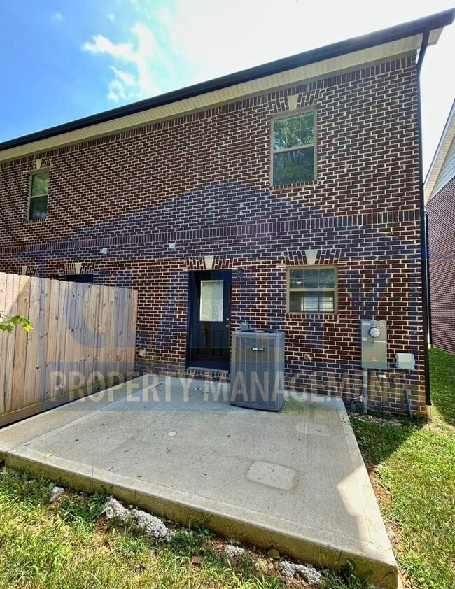 Building Photo - Newly Constructed Townhome!
