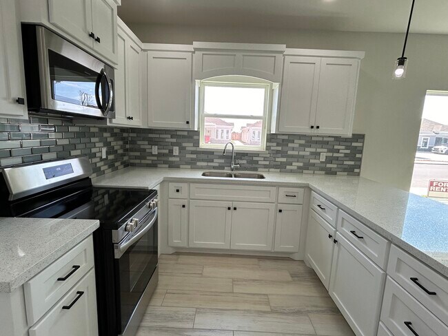 Building Photo - 1019 N Clarence Ave