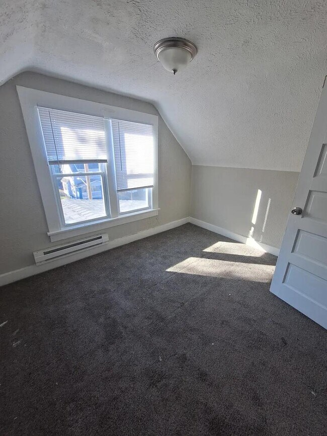 Building Photo - 3255 E 130th St