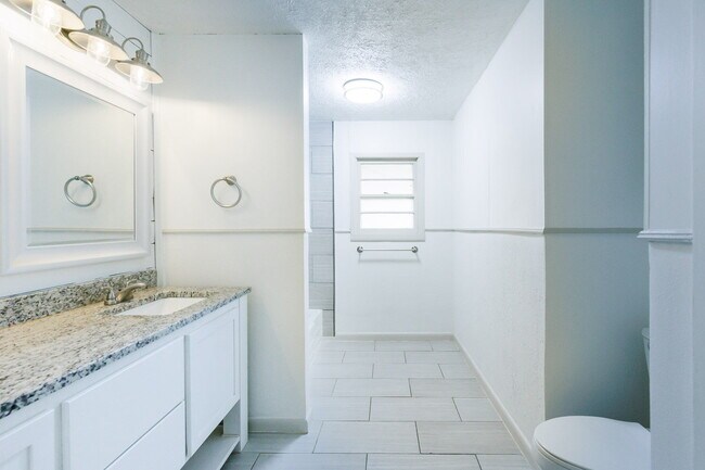 Building Photo - Newly remodeled 3/2/2 in north Lubbock!  M...
