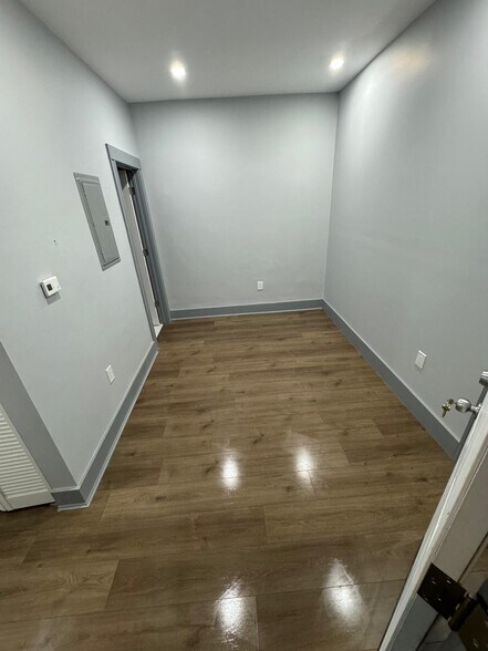 Building Photo - 170 Putnam St