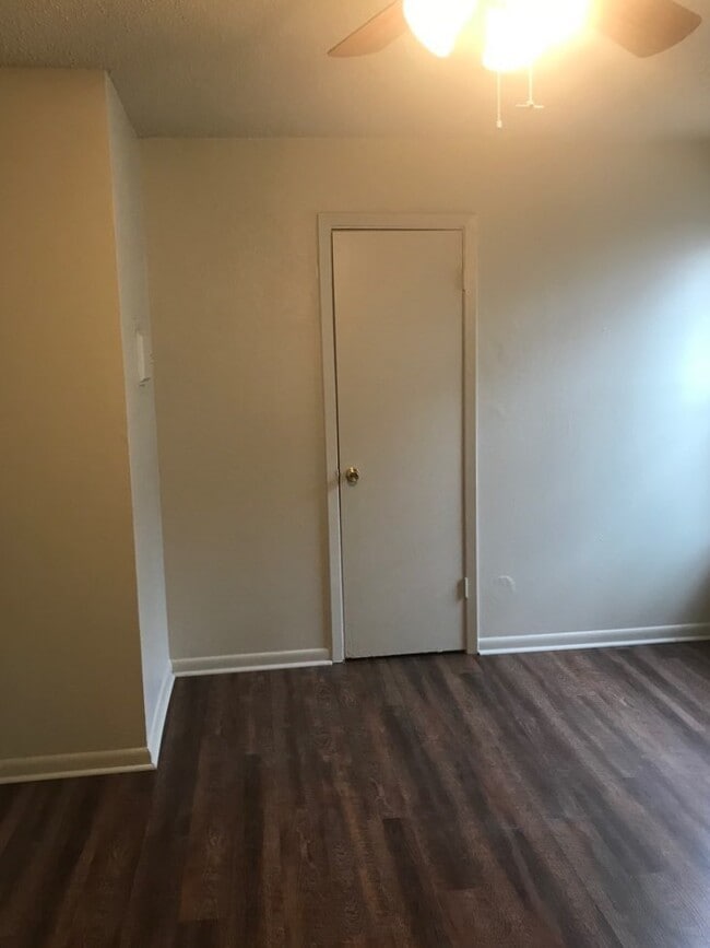 Building Photo - 902-904  JR Court