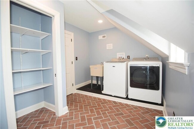 Building Photo - 1528 Wethersfield Dr