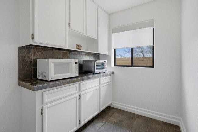 Building Photo - 10 Venus Dr