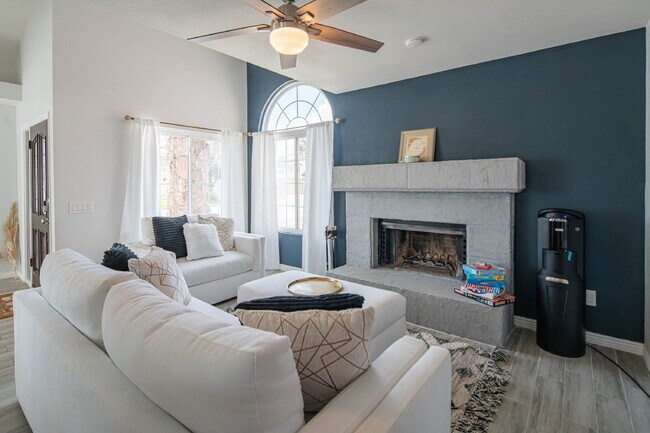 Building Photo - 10615 N 63rd Dr