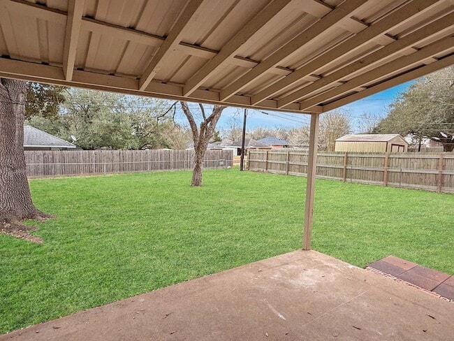 Building Photo - 204 Meadow Ln