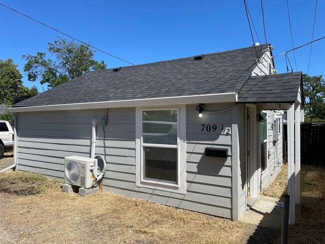 Primary Photo - Great 1 Bedroom 1 Bath Cottage-ALL UTITLITES INCLUDED, except Power