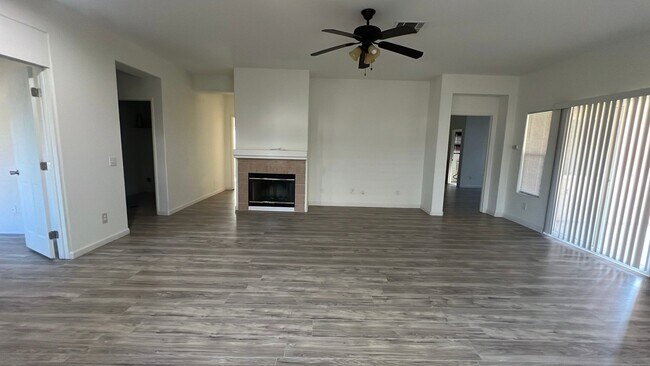 Building Photo - East Lancaster Home
