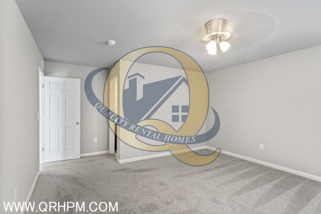 Building Photo - Immaculate Upgraded 3-Bed / 2-Bath Home in...