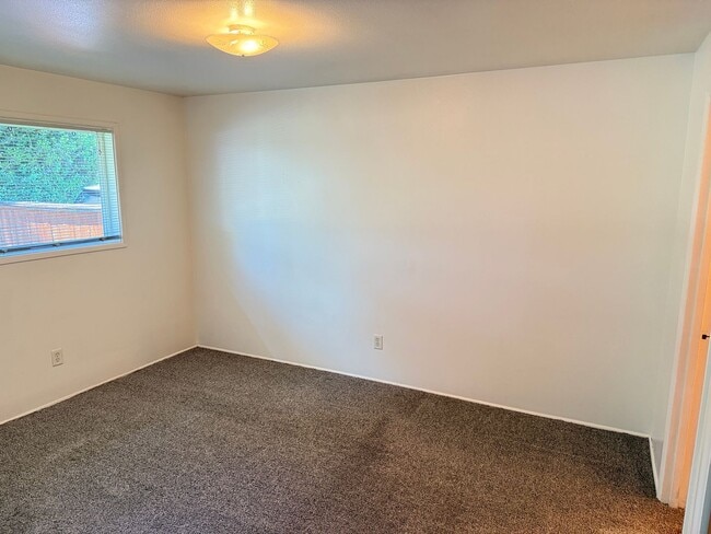 Building Photo - 1-bdroom, 1-bathroom duplex near Marie Jacob's Park!