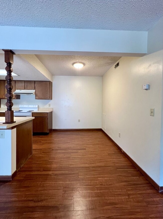 Building Photo - PRE LEASING Centrally Located 2 Bed Apartment