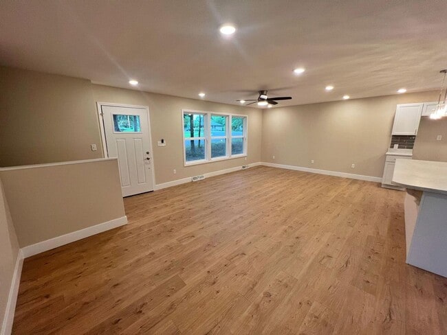 Building Photo - Great 4 Bed 3 Bath House In Parkade!