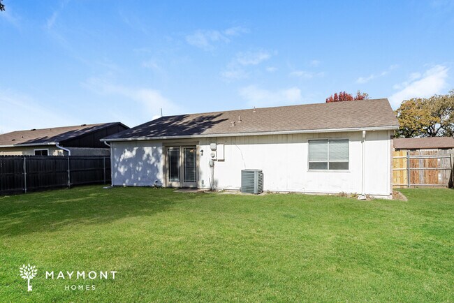 Building Photo - 7024 Greenview Cir S