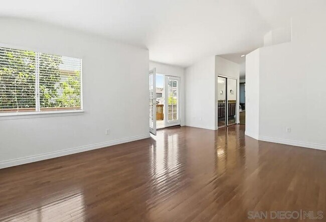 Building Photo - 1100 Corrales Ln