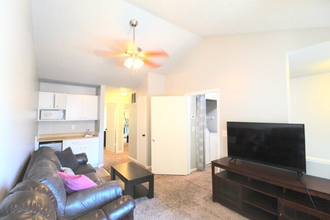 Building Photo - 1320 Bradley Dr
