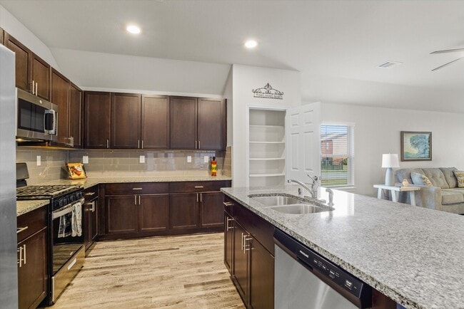 Building Photo - 627 E Fairway Lake Dr