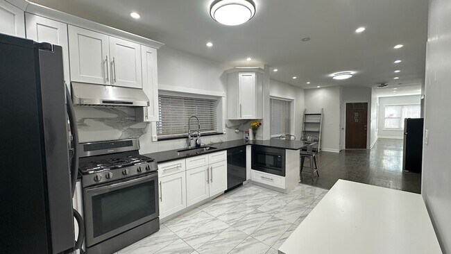 Building Photo - 5716 N Campbell Ave