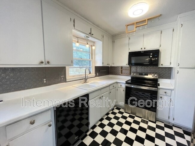 Building Photo - 633 White St