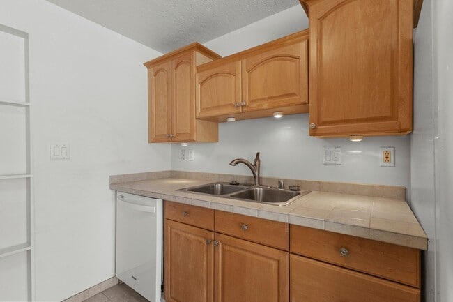 Building Photo - Waterfront living in this Hawaii Kai Marin...