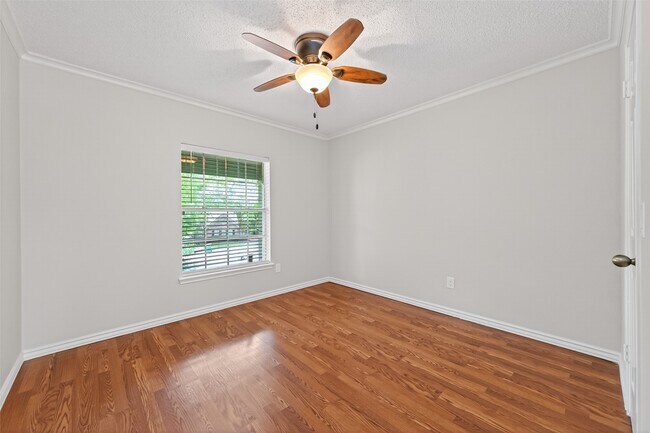 Building Photo - 106 Breezy Point Pl