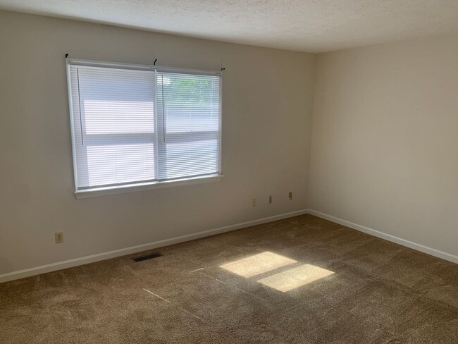 Building Photo - Townhome with new carpet for rent in the m...