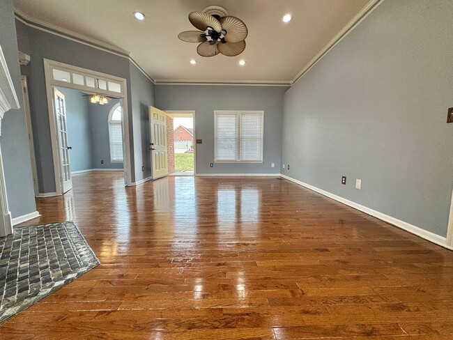 Building Photo - One-Level Living with Garage on a Cul-de-Sac in Nashville!