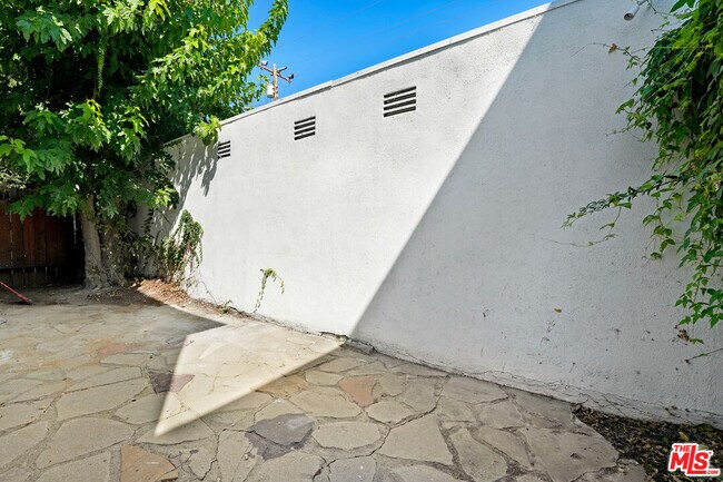 Building Photo - 308 S Reeves Dr
