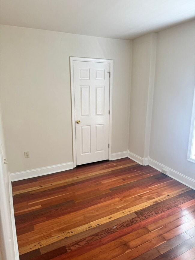 Building Photo - 3 bedroom, 1 bath, 2 story half double house