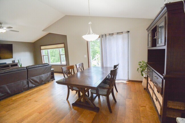 Building Photo - 5 Bed, 3 Bath Home for Rent – Utilities In...