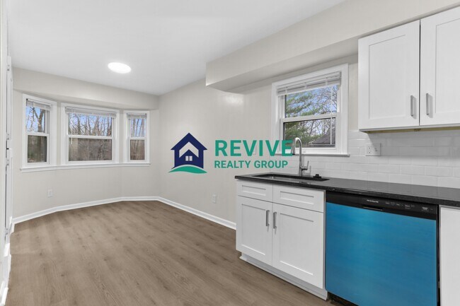 Building Photo - 131 Doremus Ave