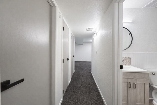 Building Photo - Fox Ridge