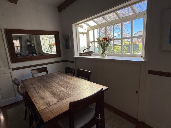 Building Photo - 471 S La Peer Dr