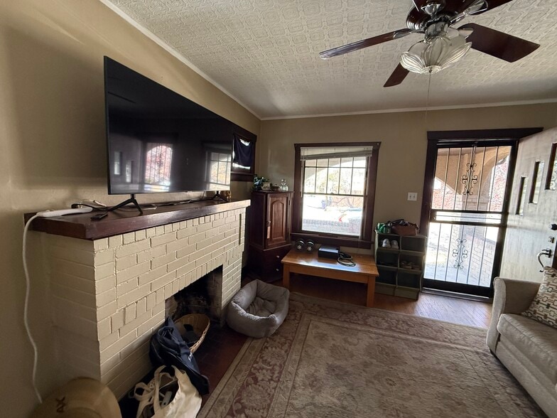 Building Photo - 1420 E 5th Ave