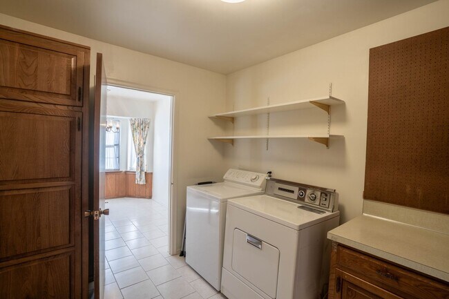 Building Photo - 3 Bed | 2 Bath in Central Tulsa!