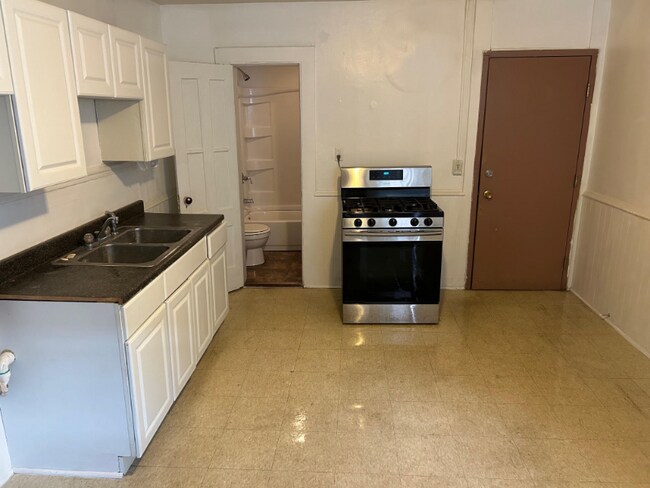 Primary Photo - 102 Grove St