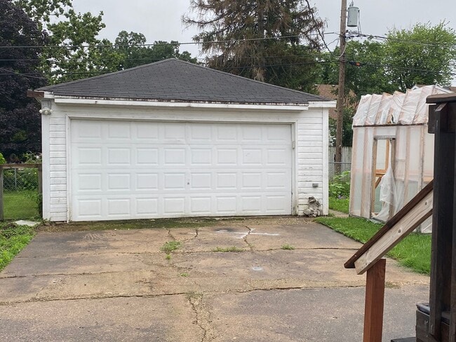 Building Photo - 2 Bedroom/1 Bathroom Home For Lease