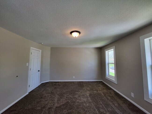Building Photo - 3 Bedroom, 1 Bathroom Duplex with quick ac...