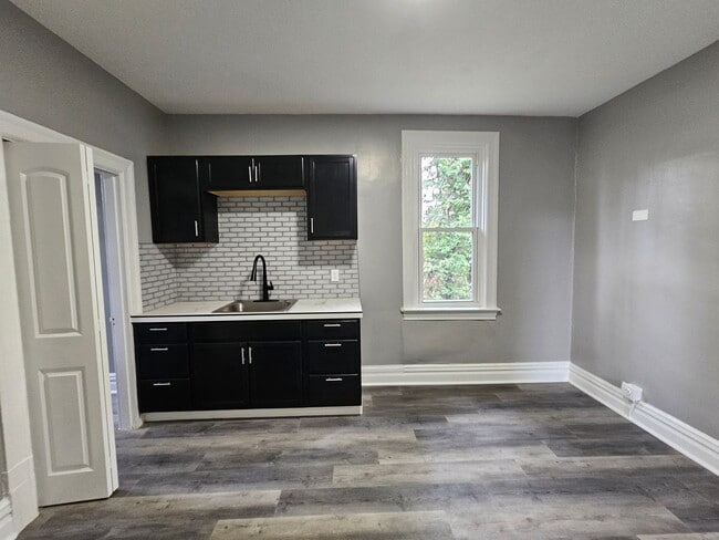 Building Photo - Fully updated 3 Bedroom 1 Bath Apartment f...