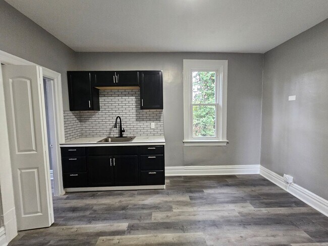 Building Photo - Fully updated 3 Bedroom 1 Bath Apartment for rent in Beechview!