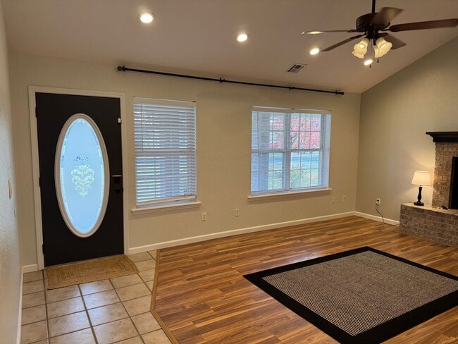 Building Photo - Immaculate home in Gentry close to schools