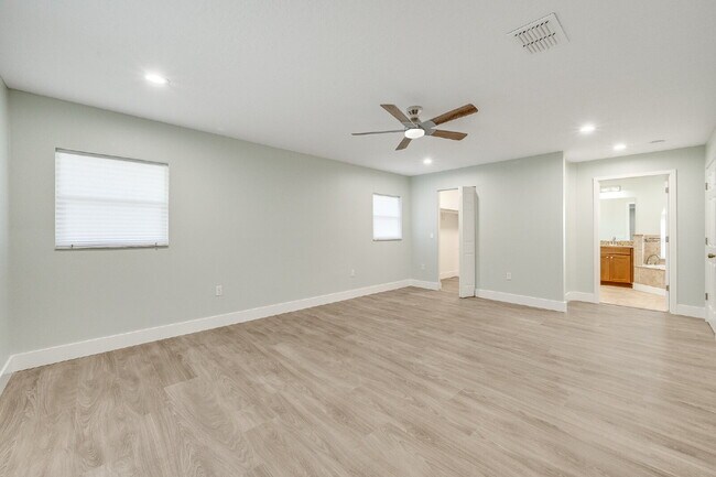Building Photo - 4 bedroom, 2 bathroom Beachside, Pool Home!